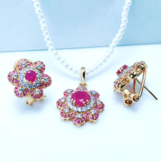 Delicate Pendant Set with Chetum and Zircons 24kt Gold Plated. (925 Silver)